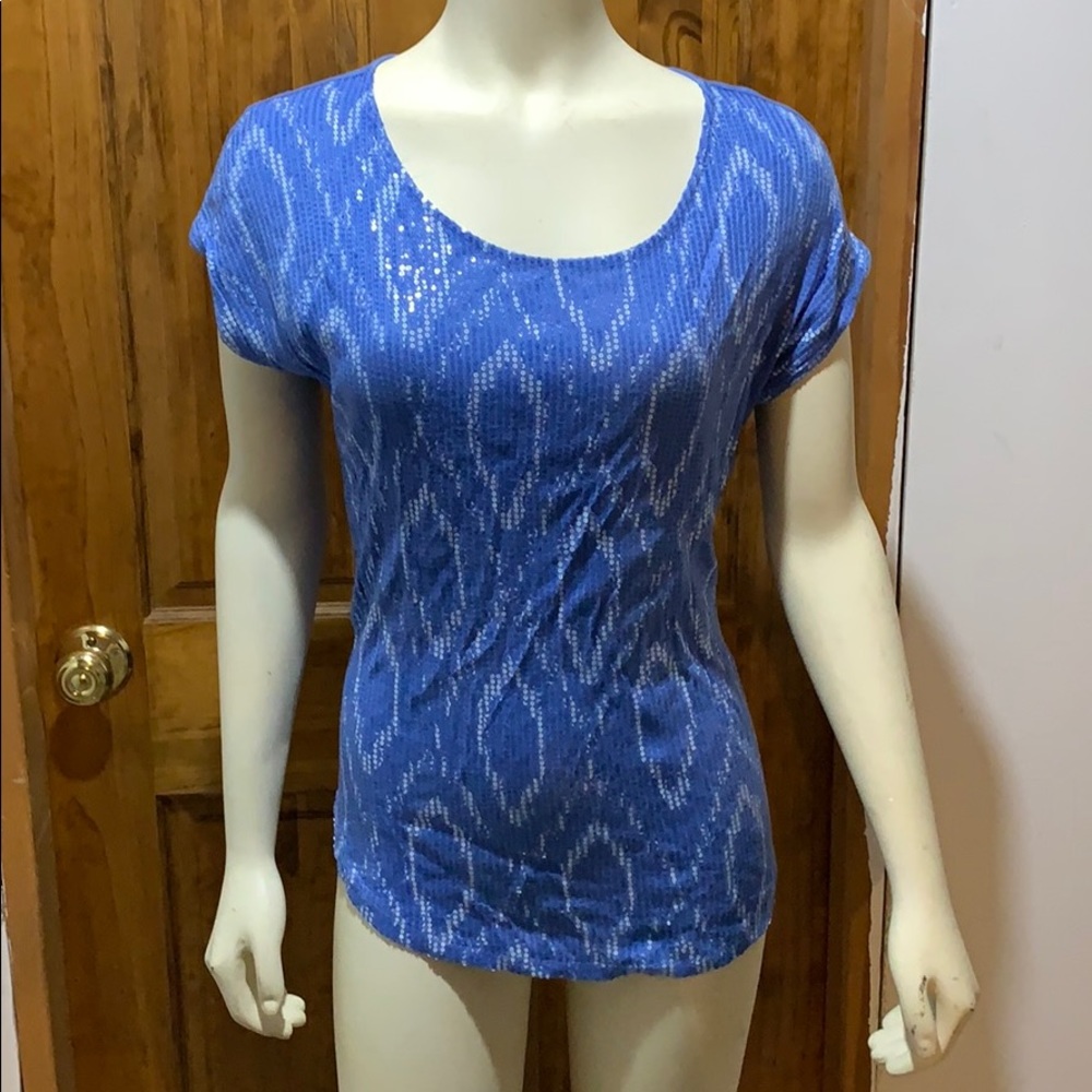 Light blue shirt sleeve shirt sequins pattern